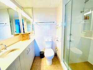 Shower, jetted bath, hair dryer, towels - 2br Apartment, Pool, 12 mins to GC Airport (Bilambil Heights)