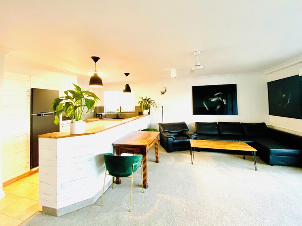 Smart TV - 2br Apartment, Pool, 12 mins to GC Airport (Bilambil Heights)