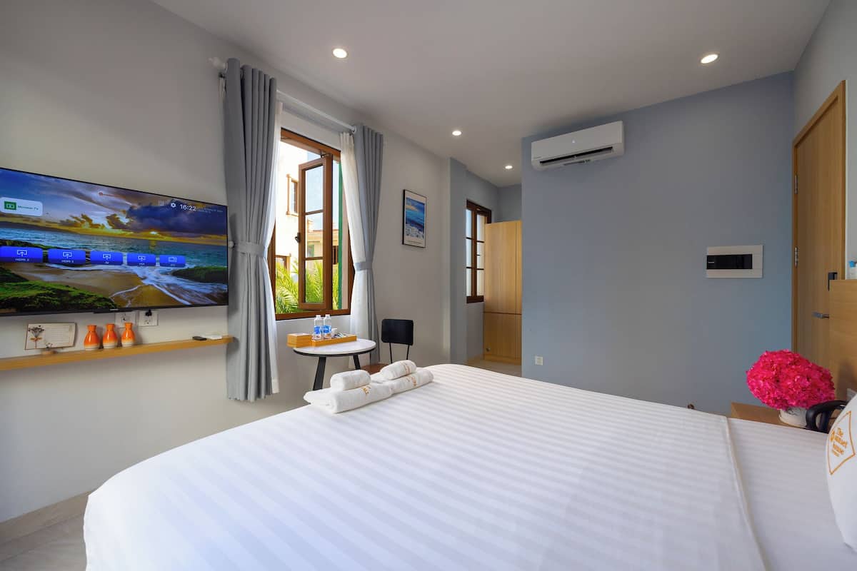 مأكولات ومشروبات مجانية في الميني بار وخزنة داخل الغرفة ومكتب