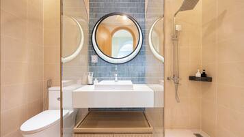 Design Double Room, 1 King Bed, City View | Bathroom