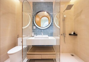 Design-Doppelzimmer, 1 King-Bett, Stadtblick | Badezimmer | Kostenlose Toilettenartikel, Haartrockner, Hausschuhe, Bidet