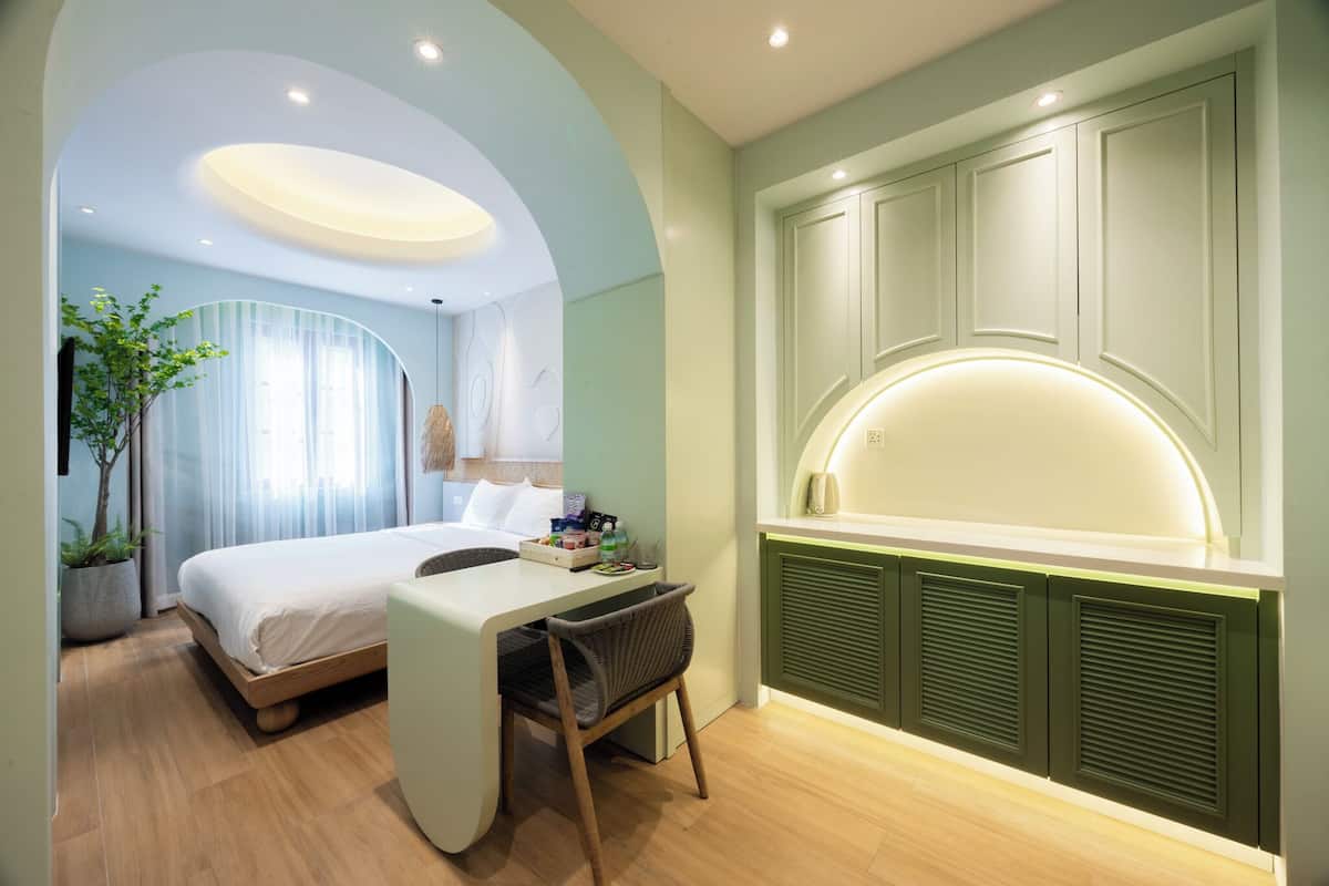 Habitación doble de diseñador, 1 cama King size, vista a la ciudad | Artículos del minibar gratis y caja de seguridad en la habitación