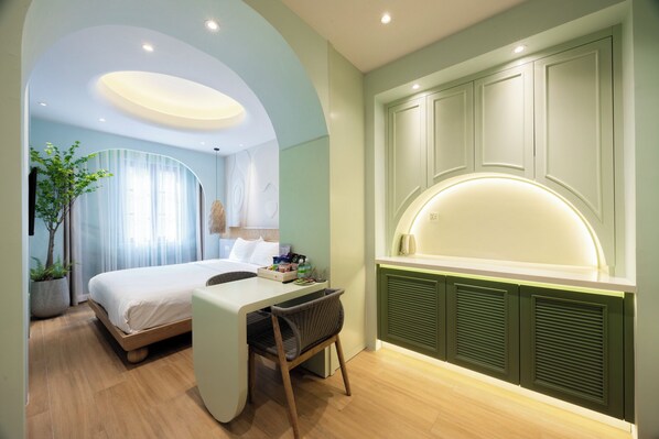 Design tweepersoonskamer, 1 kingsize bed, uitzicht op de stad | Een minibar met enkele gratis items, een kluis op de kamer, een bureau