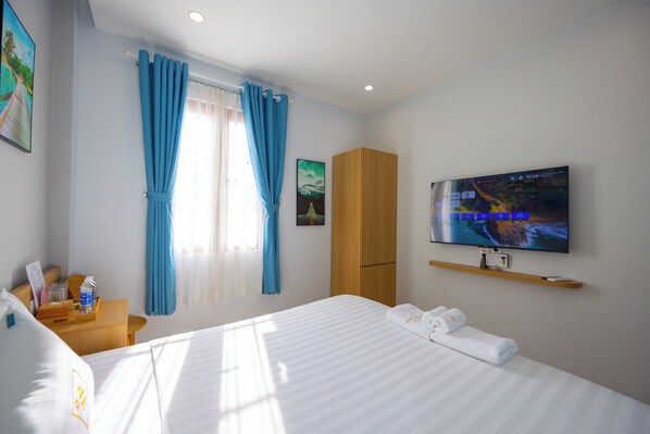 مأكولات ومشروبات مجانية في الميني بار وخزنة داخل الغرفة ومكتب