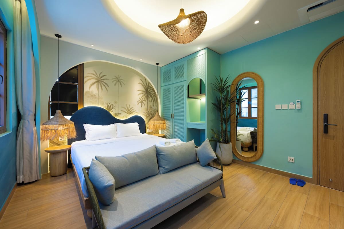 Suite estudio de diseñador, vista a la playa | Artículos del minibar gratis y caja de seguridad en la habitación