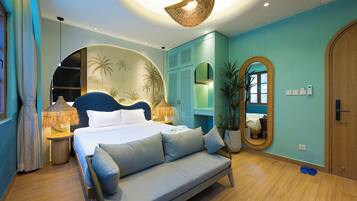 Studiosuite – design, strandutsikt | Minibarvarer (inkludert), safe på rommet og skrivebord