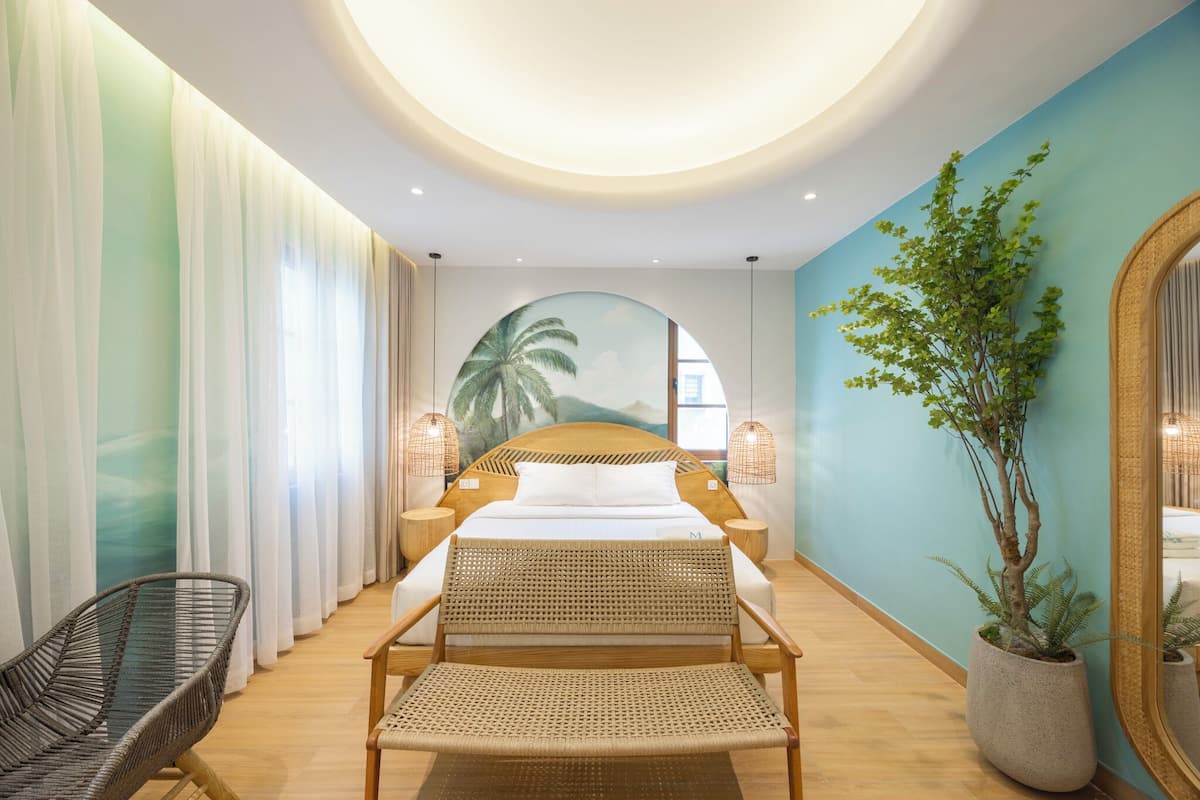 Habitación doble de diseñador, vista al jardín | Artículos del minibar gratis y caja de seguridad en la habitación