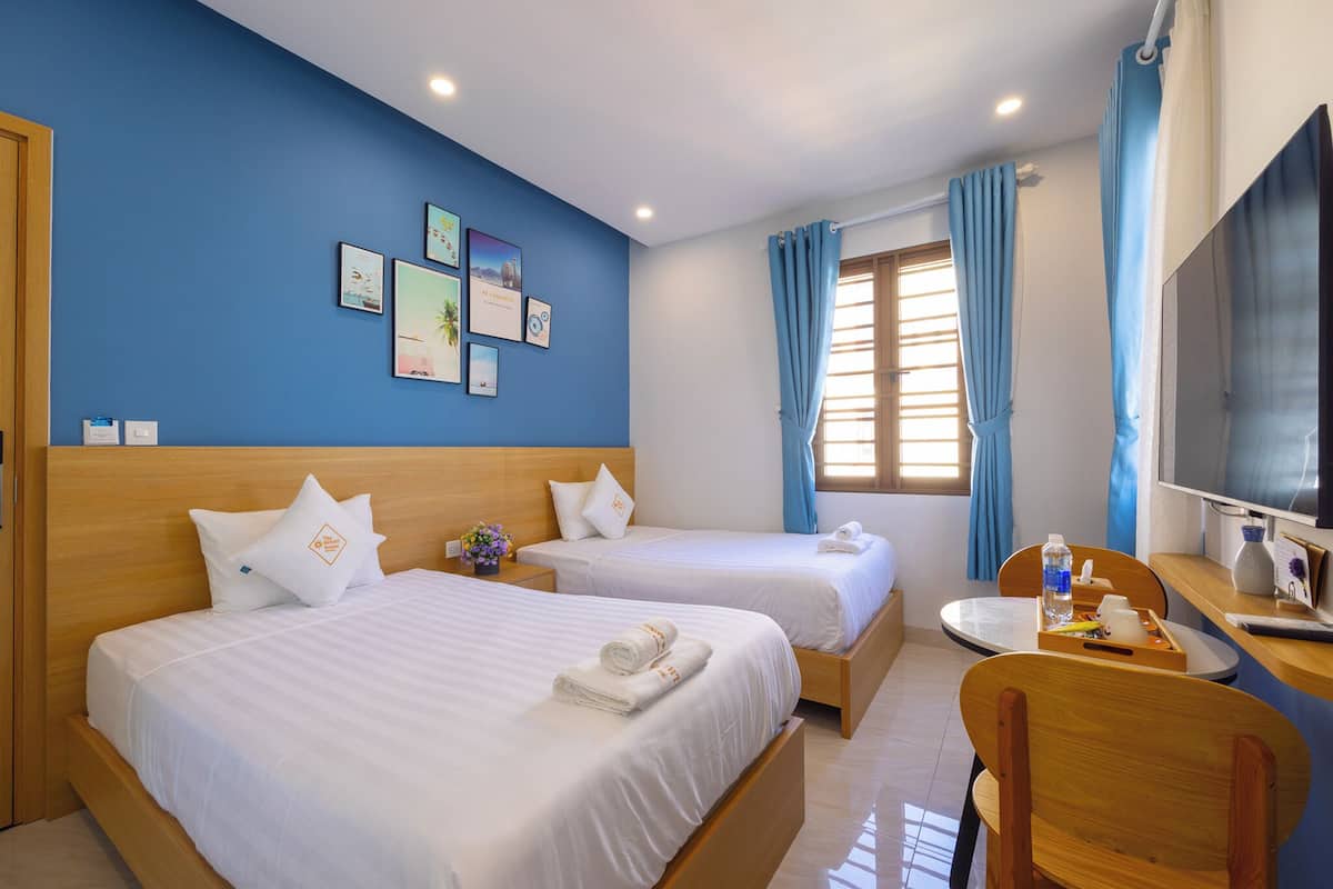 مأكولات ومشروبات مجانية في الميني بار وخزنة داخل الغرفة ومكتب