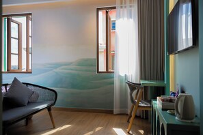 مأكولات ومشروبات مجانية في الميني بار وخزنة داخل الغرفة ومكتب