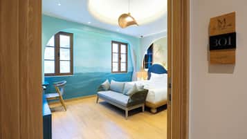 Mini-bar avec articles gratuits, coffres-forts dans les chambres, bureau