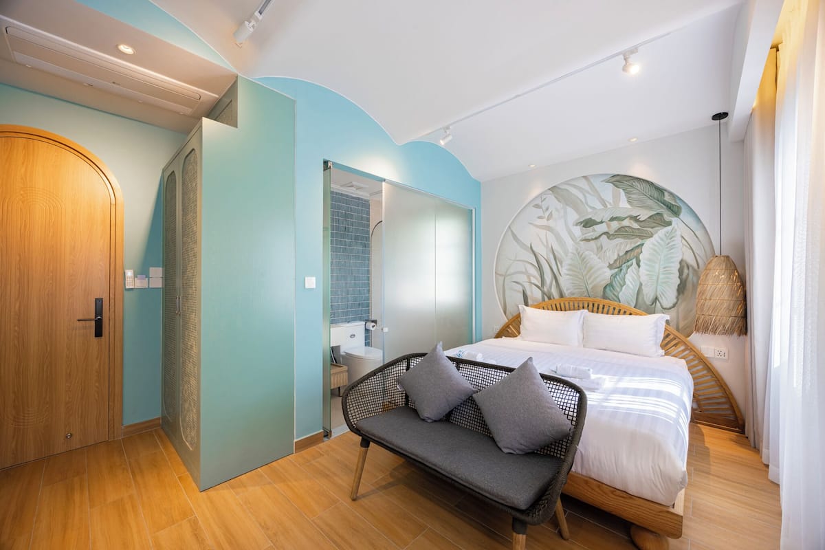 Habitación doble de diseñador, vista a la ciudad | Artículos del minibar gratis y caja de seguridad en la habitación