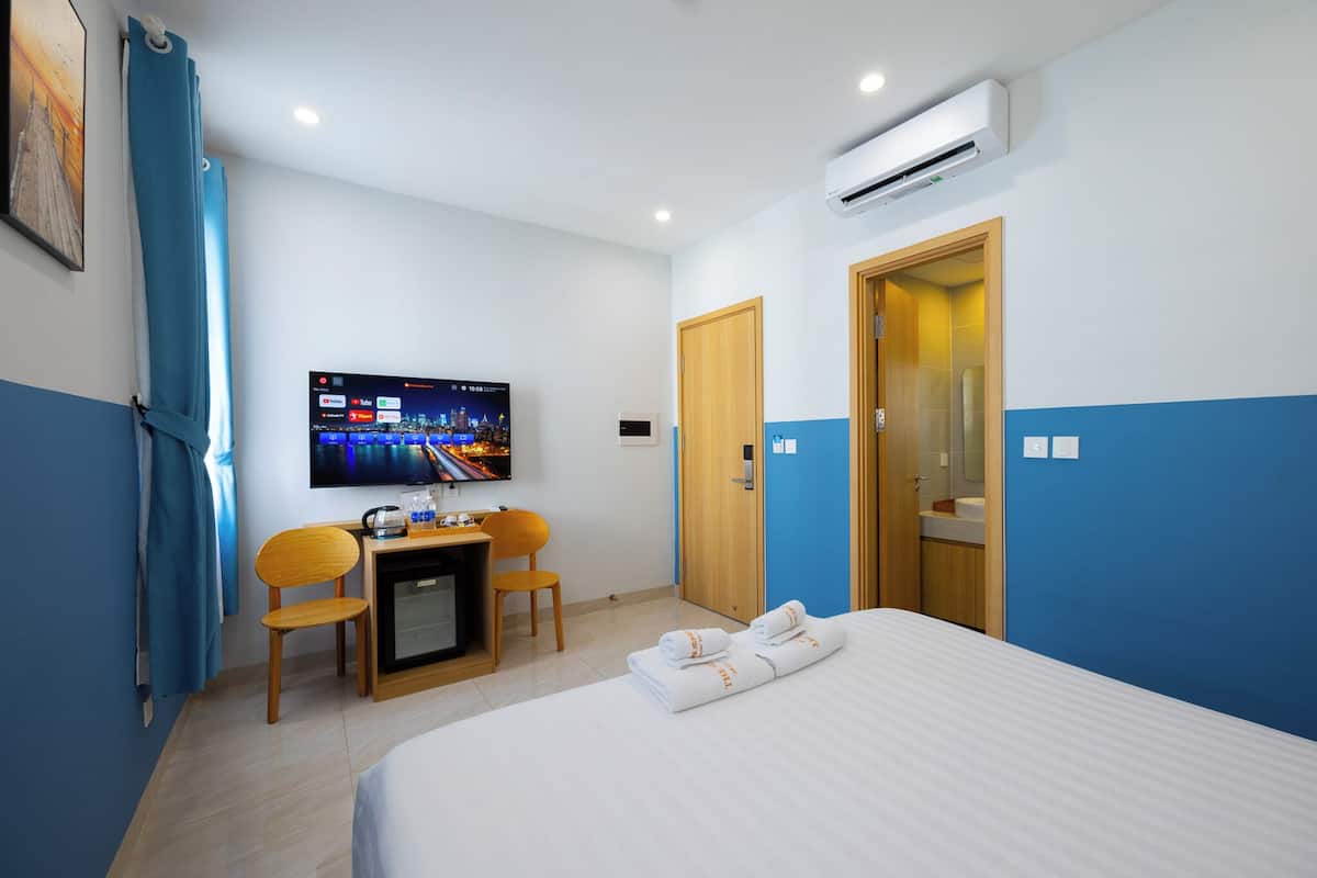 مأكولات ومشروبات مجانية في الميني بار وخزنة داخل الغرفة ومكتب