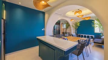 Suite estudio de diseñador, vista a la playa | Área de sala de estar | Smart TV de 45 pulgadas con canales digitales