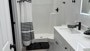 Douche, sĂšche-cheveux, serviettes fournies, savon