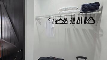 1 bedroom, WiFi (free), bed sheets