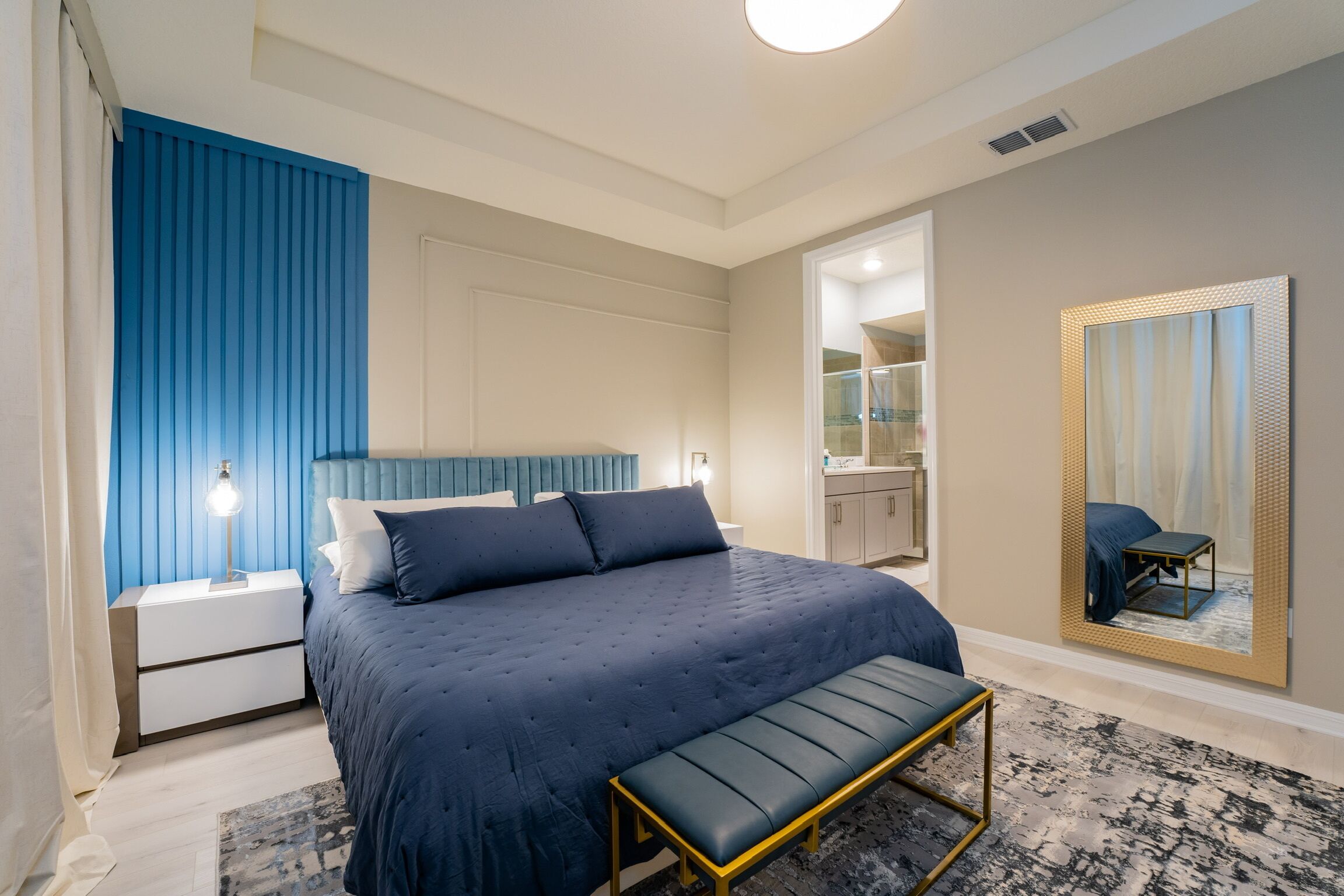 Een strijkplank/strijkijzer, wifi, beddengoed