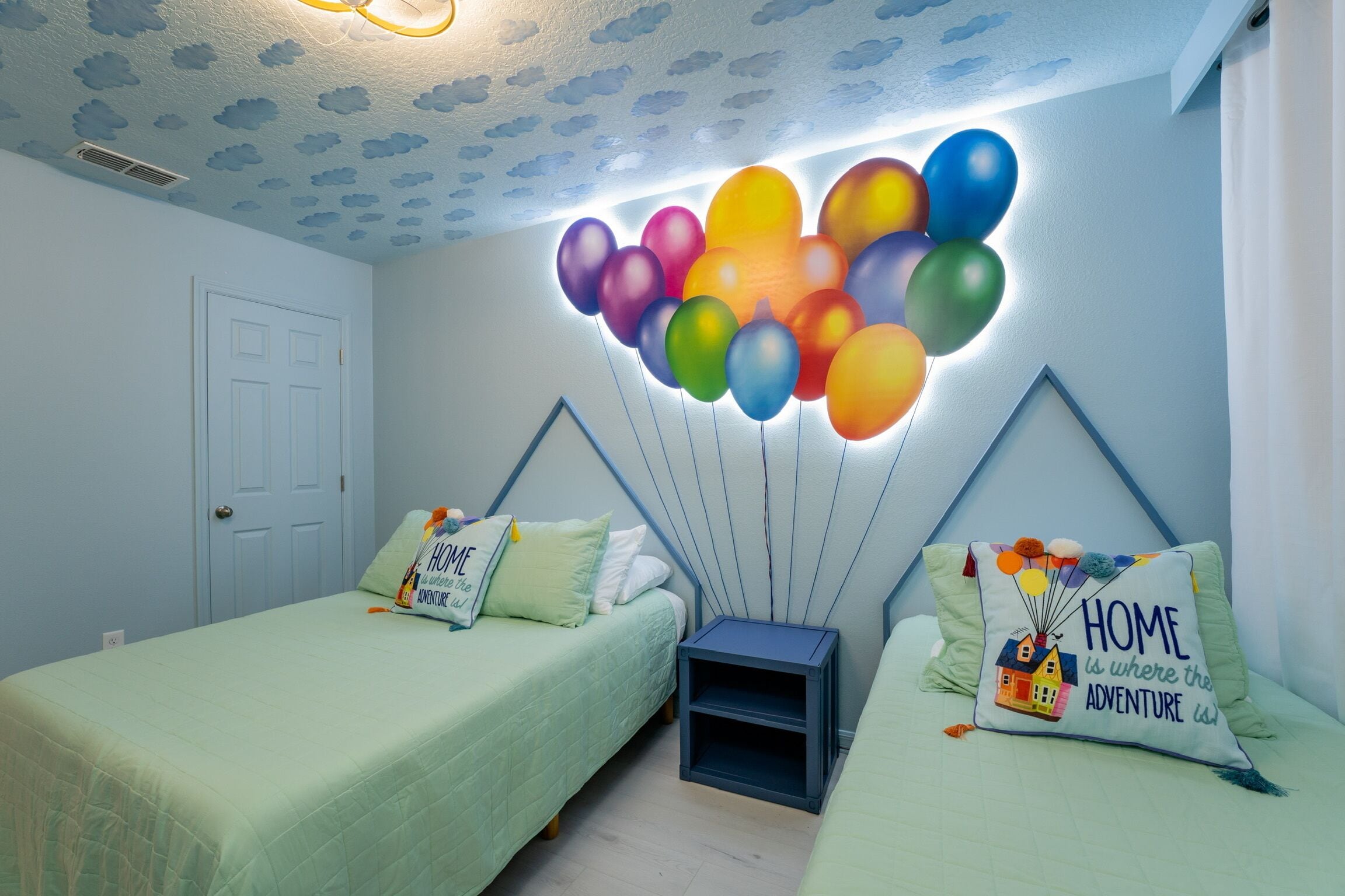 Tabla de planchar con plancha, wifi y ropa de cama 