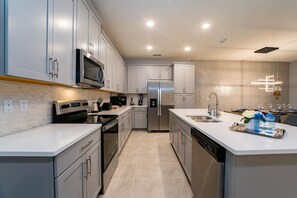 Køleskab, mikrobølgeovn, ovn, kogeplade