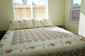 2 bedrooms, iron/ironing board, WiFi, bed sheets - 1 bedroom studio centrally located in Riverside Close to CBU, parkview and 91fwy (Riverside)