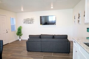 TV - 1 bedroom studio centrally located in Riverside Close to CBU, parkview and 91fwy (Riverside)