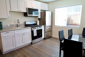 Microwave, oven, stovetop - 1 bedroom studio centrally located in Riverside Close to CBU, parkview and 91fwy (Riverside)