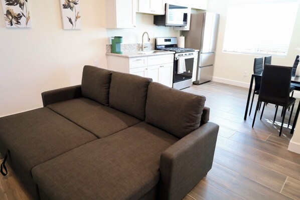 TV - 1 bedroom studio centrally located in Riverside Close to CBU, parkview and 91fwy (Riverside)