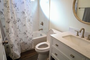 Shower, hair dryer, towels, soap - 1 bedroom studio centrally located in Riverside Close to CBU, parkview and 91fwy (Riverside)