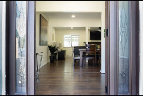Interior. 3-bedroom house in charming Riverside with AC & Pool near CBU, Parkview & 91 fwy
