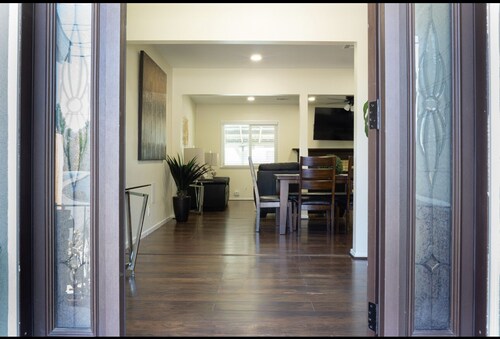 3-bedroom house in charming Riverside with AC & Pool near CBU, Parkview & 91 fwy