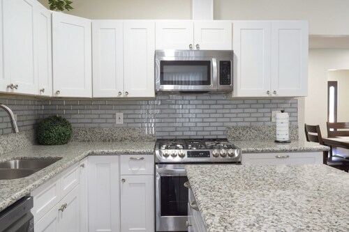 3-bedroom house in charming Riverside with AC & Pool near CBU, Parkview & 91 fwy