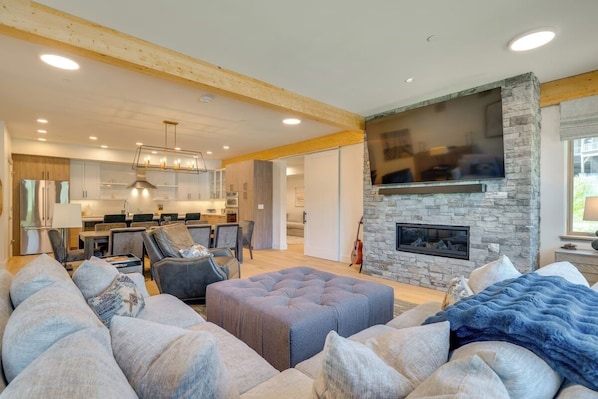 TV, fireplace - Magnificent 4+Bedroom Ski-In/Out on Okemo and only 25 minutes to Killington! (Ludlow)