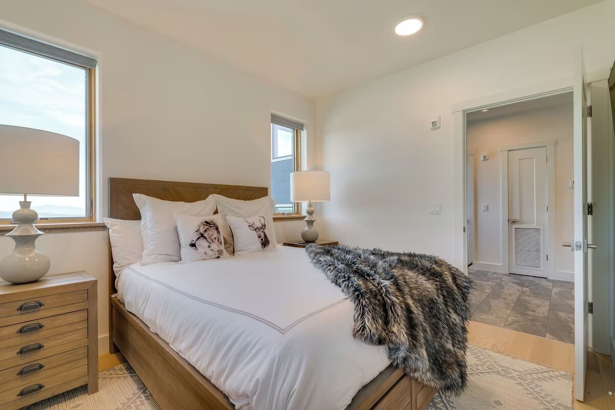 4 عدّة غرف نوم وواي فاي وملاءات أسرّة