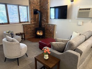 Televisión, chimenea, videojuegos, mesa de ping pong