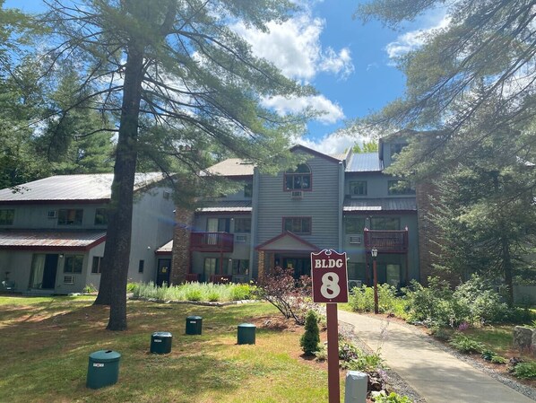 Un bâtiment avec une enseigne indiquant « Bâtiment 8 » à l’entrée.