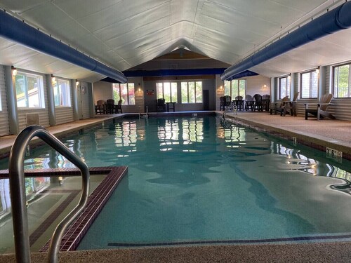Cozy Attitash Getaway: Hotel Room w/Pool & Hot Tub