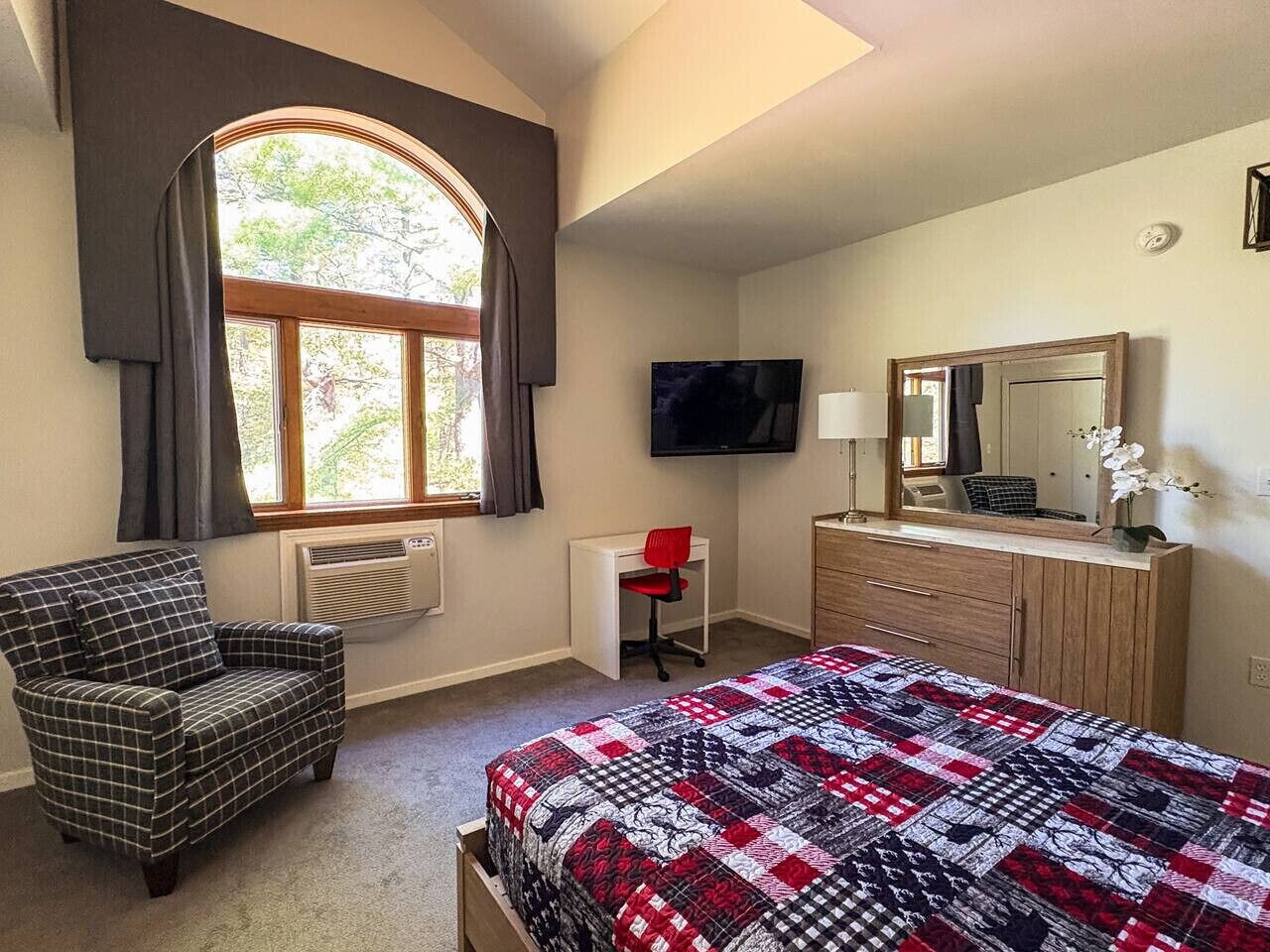 1 camera, una scrivania, ferro/asse da stiro, culla da viaggio