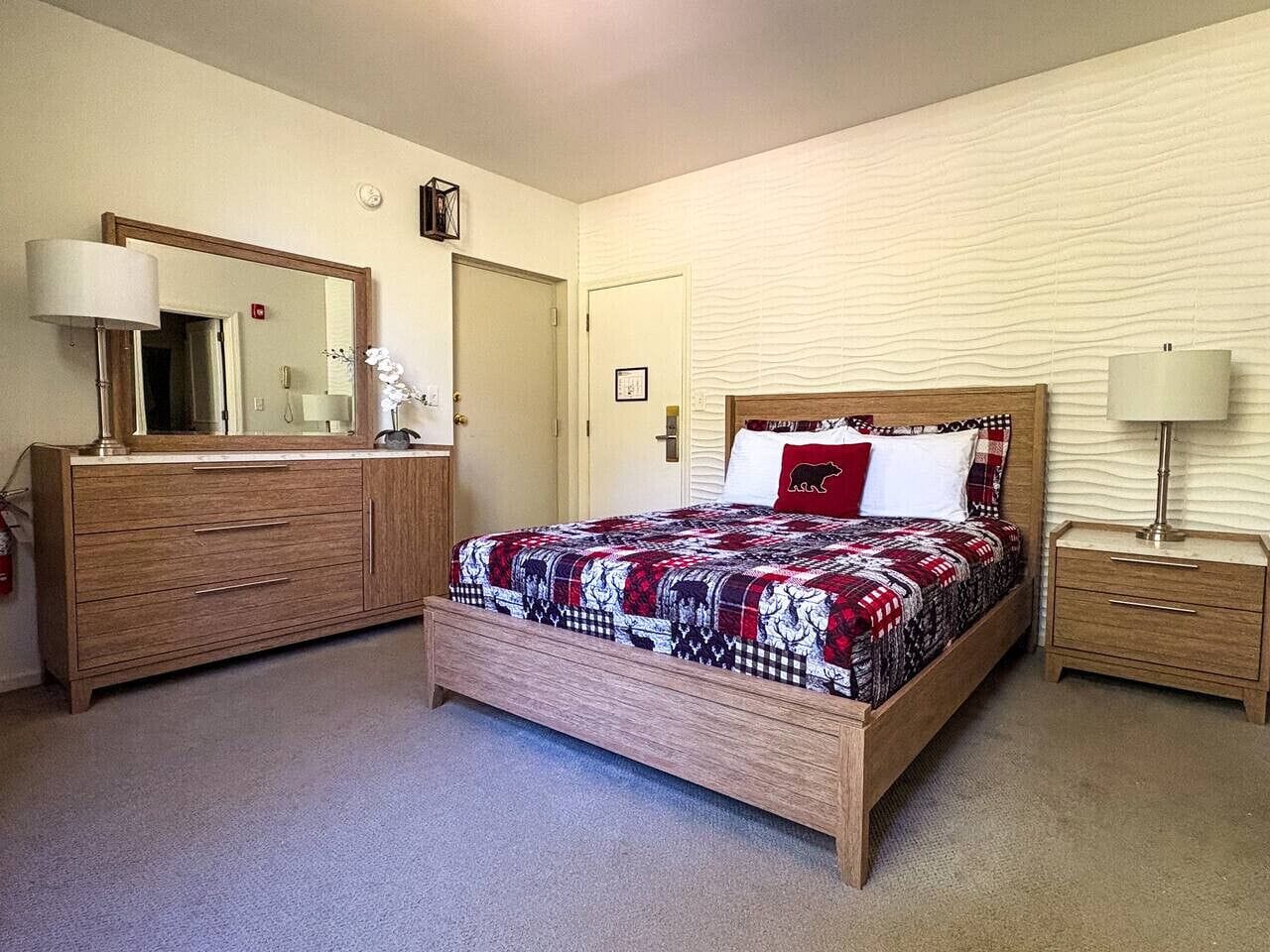 1 camera, una scrivania, ferro/asse da stiro, culla da viaggio