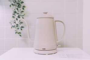 アパートメント ダブルベッド 2 台 禁煙 | 専用キッチン | 大型冷蔵庫、電子レンジ、コンロ、調理器具と食器