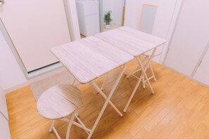 アパートメント ダブルベッド 2 台 禁煙 | 専用キッチン | 大型冷蔵庫、電子レンジ、コンロ、調理器具と食器