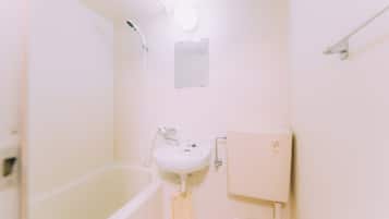 Bañera con ducha, secador de pelo, pantuflas, toallas