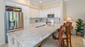 ثلاجة، ميكروويف، فرن، موقد طهي مسطح