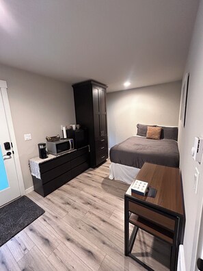 Iron/ironing board, WiFi, bed sheets - 
Tranquil - Studio unit w/ kitchenette - Walking distance to Edgefield Concerts (Troutdale)