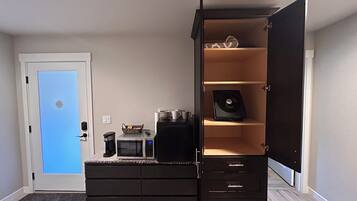 Tabla de planchar con plancha, wifi, ropa de cama