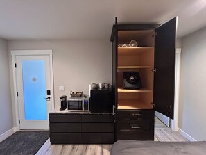 Tabla de planchar con plancha, wifi, ropa de cama