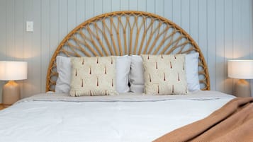 4 habitaciones, escritorio y tabla de planchar con plancha