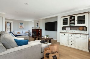 تلفزيون ذكي، مدفأة، كرة قدم الطاولة، تنس طاولة