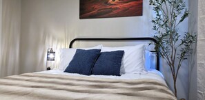 Schreibtisch, Bügeleisen/Bügelbrett, Reisekinderbett, WLAN