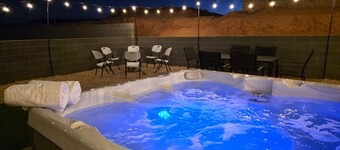 Hot Tub, Kayaks, Game Room, Boat Parking, Fire Pit, King, WD