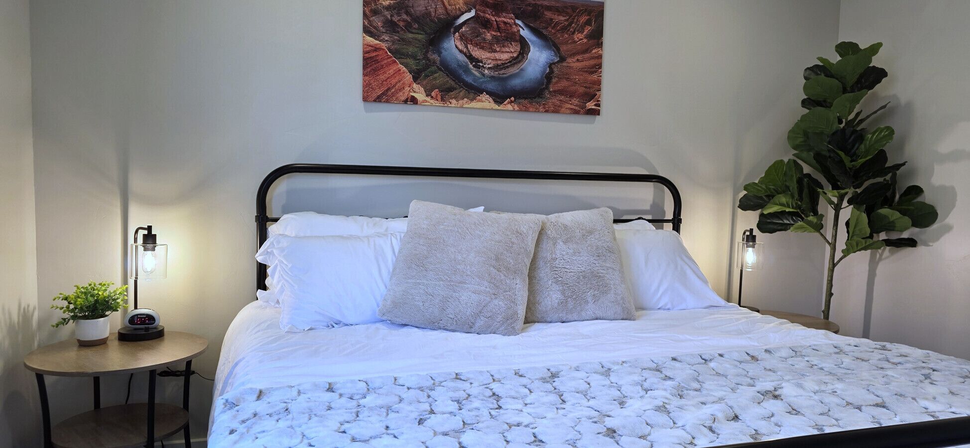 3 habitaciones, escritorio y tabla de planchar con plancha 