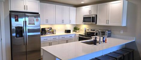 Frigorífico, microondas, horno y placa de cocina